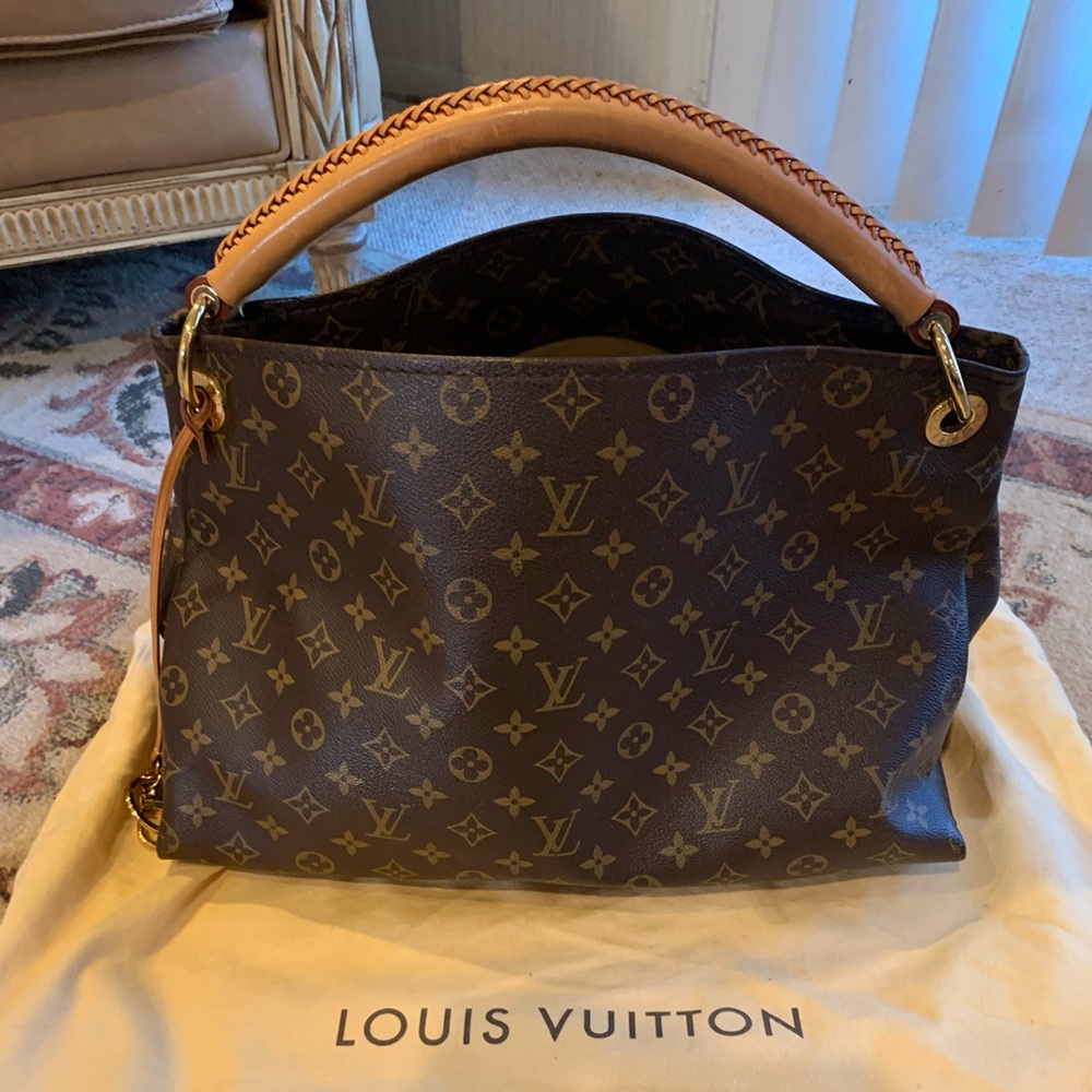 Louis Vuitton Artsy MM in great condition with the perfect patina!